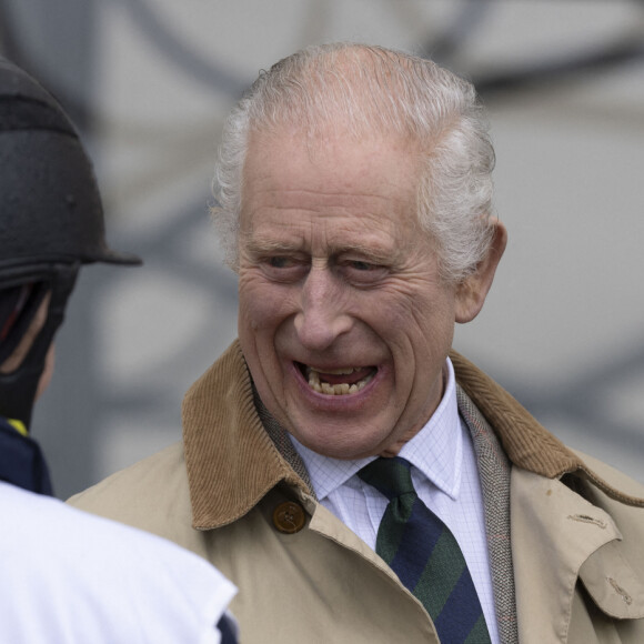 Le roi Charles III d'Angleterre, et Z.Phillips (Z.Tindall), assistent au concours hippique Royal Windsor Horse Show à Windsor, le 3 mai 2024.