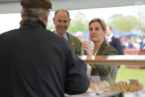 Tout comme le prince Edward et sa femme Sophie.
Le duc et la duchesse d'Édimbourg assistent à la deuxième journée du Royal Windsor Horse Show au château de Windsor le 2 mai 2024. 