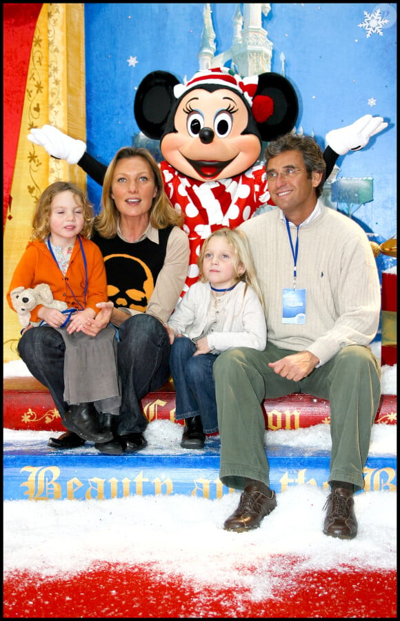 Archives - Geraldine Carre avec son mari Patrick et leurs enfants pour celebrer le Noel d'Eurodisney a DisneyLand Paris .