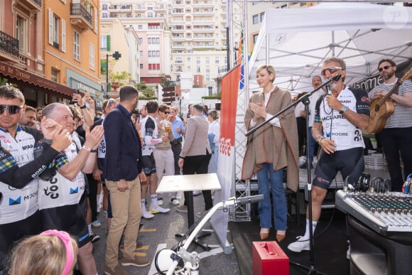 Face à un tel honneur, Charlene de Monaco a donné de sa personne et sorti l'un de ses plus beaux looks
La princesse Charlène de Monaco assiste à l'arrivée de la 10ème édition de la randonnée cycliste caritative St Tropez à Monaco organisée par le COCC (Champagne & Oyster Cycling Club of Monaco) au profit de la Princesse Charlène de Monaco le 5 mai 2024. © Olivier Huitel / Pool Monaco / Bestimage