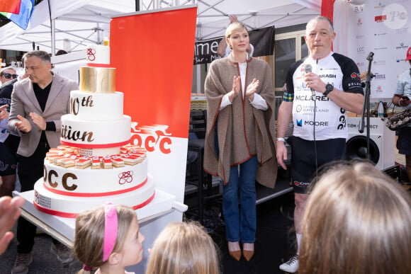 Un poncho de la marque Loro Piana dont le liseré de cuir était assorti à ses chaussures Manolo Blahnik
La princesse Charlène de Monaco assiste à l'arrivée de la 10ème édition de la randonnée cycliste caritative St Tropez à Monaco organisée par le COCC (Champagne & Oyster Cycling Club of Monaco) au profit de la Princesse Charlène de Monaco le 5 mai 2024. © Olivier Huitel / Pool Monaco / Bestimage