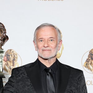 Francis Huster pose avec son Molière d'honneur lors de la 35e Nuit des Molières aux Folies Bergères à Paris le 6 mai 2024. Photo by Nasser Berzane/ABACAPRESS.COM