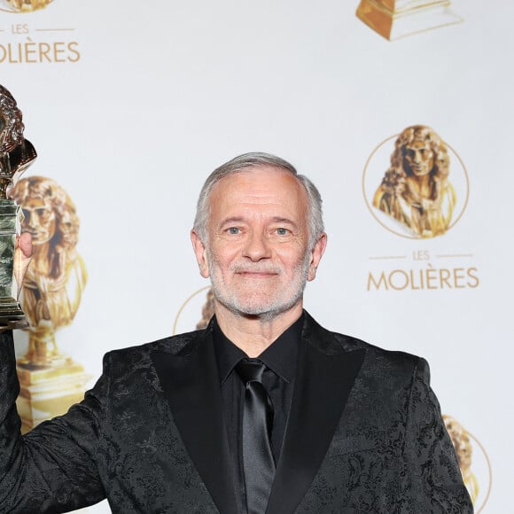 Francis Huster pose avec son Molière d'honneur lors de la 35e Nuit des Molières aux Folies Bergères à Paris le 6 mai 2024. Photo by Nasser Berzane/ABACAPRESS.COM