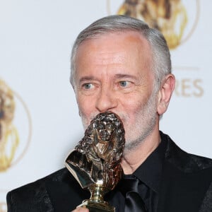 Francis Huster pose avec son Molière d'honneur lors de la 35e Nuit des Molières aux Folies Bergères à Paris le 6 mai 2024. Photo by Nasser Berzane/ABACAPRESS.COM