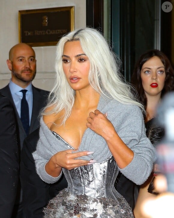 Kim Kardashian arrive au Met Gala 2024.