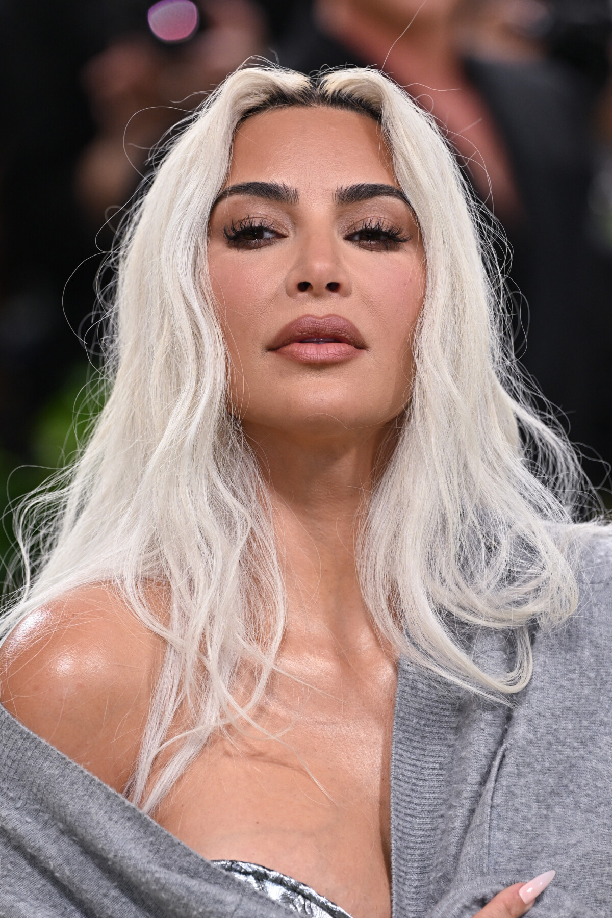 Vidéo : PHOTOS La taille très (très) fine de Kim Kardashian au Met ..., حجم الصورة 1200x1800