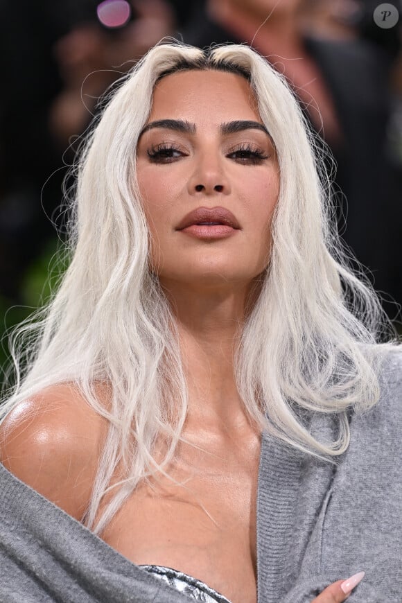 Pour sa 11ᵉ participation au Met Gala, Kim Kardashian a fait sensation.
Kim Kardashian au Met Gala.