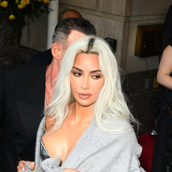 Kim Kardashian arrive au Met Gala 2024.