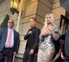 Elle est apparue avec une robe pailletée argentée révélant une taille ultra-fine.
Kim Kardashian arrive au Met Gala 2024.