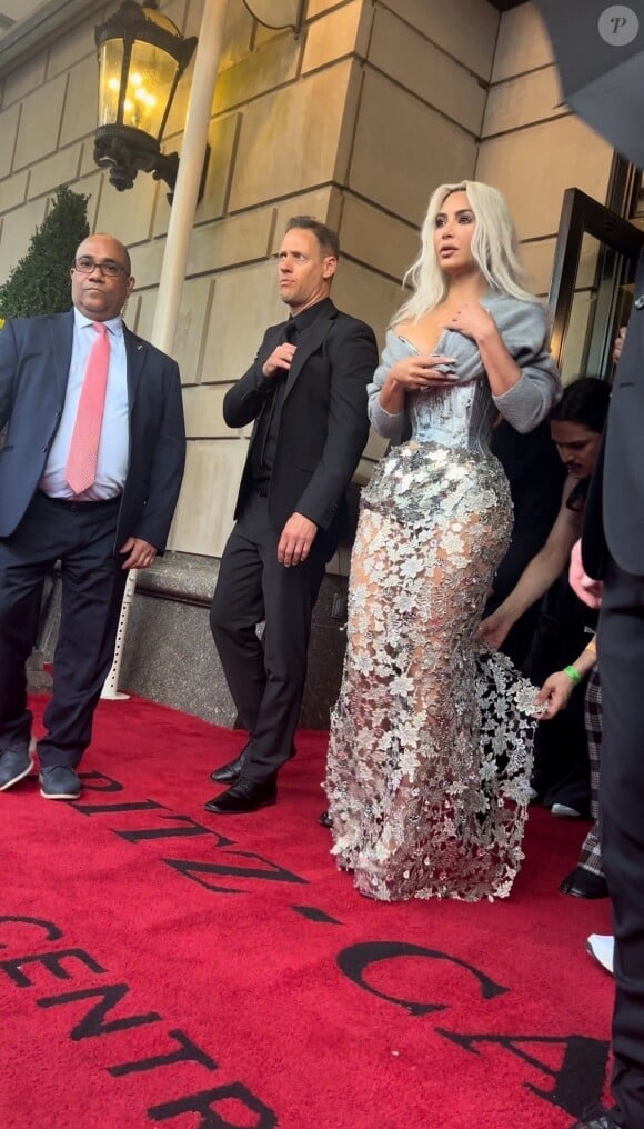 Elle est apparue avec une robe pailletée argentée révélant une taille ultra-fine.
Kim Kardashian arrive au Met Gala 2024.