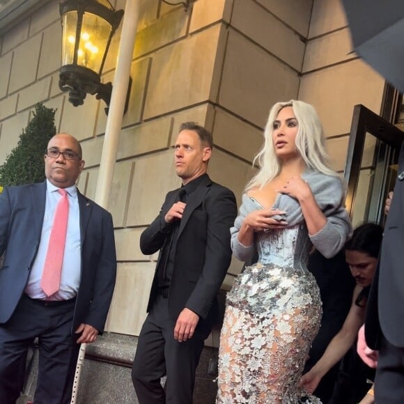 Elle est apparue avec une robe pailletée argentée révélant une taille ultra-fine.
Kim Kardashian arrive au Met Gala 2024.