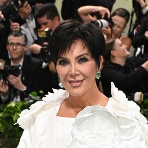 Et enfin, Kris Jenner a monté les marches avec une robe blanche de la même Maison de couture, Oscar de la Renta. 
Kris Jenner au Met Gala, le 6 mai 2024. Photo : DNphotography/ABACAPRESS.COM
