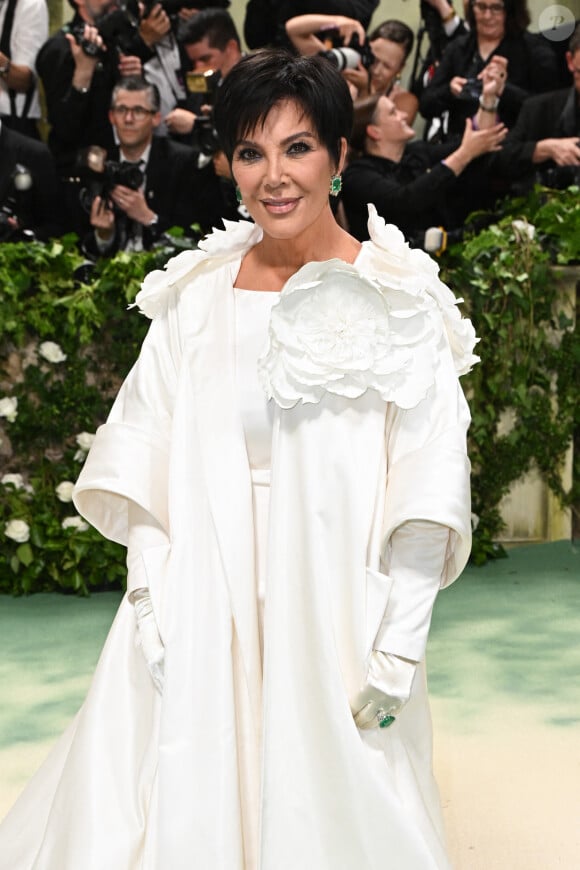Et enfin, Kris Jenner a monté les marches avec une robe blanche de la même Maison de couture, Oscar de la Renta. 
Kris Jenner au Met Gala, le 6 mai 2024. Photo : DNphotography/ABACAPRESS.COM