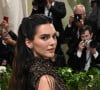 Kendall Kardashian a, quant, à elle, opté pour une pièce d'archive Givenchy par Alexander McQueen.
Kendall Kardashian au Met Gala, le 6 mai 2024. Photo Doug Peters/Doug Peters.