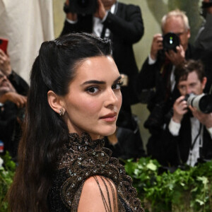 Kendall Kardashian a, quant, à elle, opté pour une pièce d'archive Givenchy par Alexander McQueen.
Kendall Kardashian au Met Gala, le 6 mai 2024. Photo Doug Peters/Doug Peters.