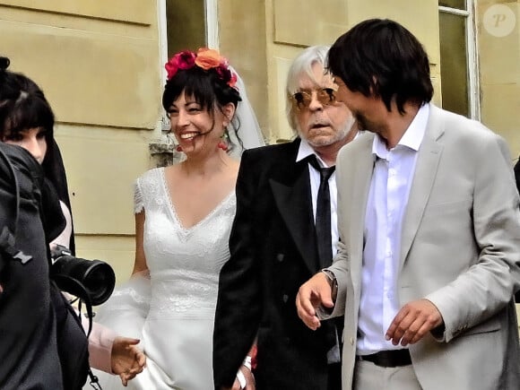 Mariage du chanteur Renaud avec sa compagne Christine, qu'il aime appeler Cerise, en reference a ses boucles d'oreilles fetiches portees ce jour, et celui de leur rencontre. Sont presents famille(s), amis, musiciens, tel Alain Lanty, pianiste, avec qui il reprendra sa tournee 'Dans mes cordes' a l'automne.