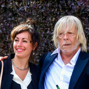 Le chanteur Renaud (Renaud Séchan) et sa compagne Cerise (de son vrai prénom Christine) - Mariage d'Hugues Aufray et de Murielle Mégevand à la mairie de Marly-Le Roy, France, le 2 septembre 2023.