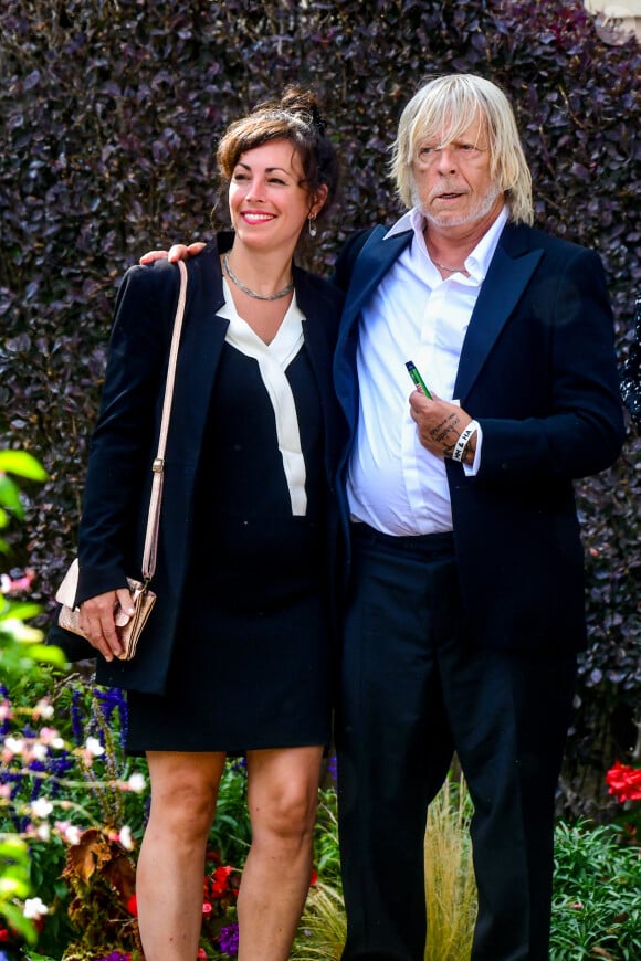 Le chanteur Renaud (Renaud Séchan) et sa compagne Cerise (de son vrai prénom Christine) - Mariage d'Hugues Aufray et de Murielle Mégevand à la mairie de Marly-Le Roy, France, le 2 septembre 2023.