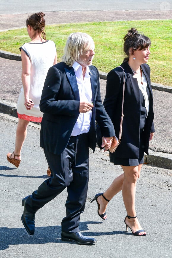 Le chanteur Renaud (Renaud Séchan) et sa compagne Cerise (de son vrai prénom Christine) - Mariage d'Hugues Aufray et de Murielle Mégevand à la mairie de Marly-Le Roy, France, le 2 septembre 2023.