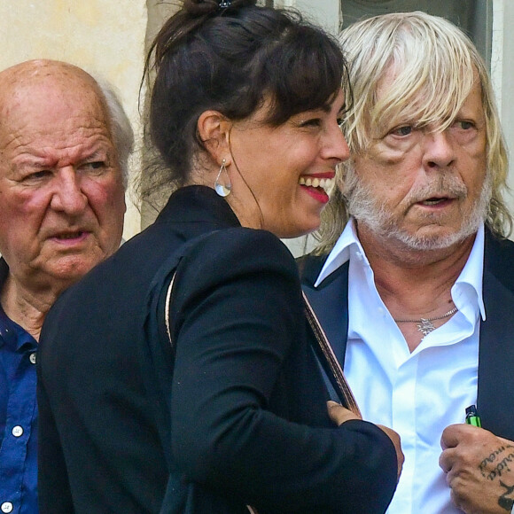 Le chanteur Renaud (Renaud Séchan) et sa compagne Cerise (de son vrai prénom Christine) - Mariage d'Hugues Aufray et de Murielle Mégevand à la mairie de Marly-Le Roy, France, le 2 septembre 2023.