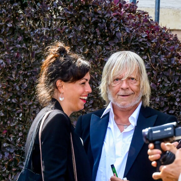 Le chanteur Renaud (Renaud Séchan) et sa compagne Cerise (de son vrai prénom Christine) - Mariage d'Hugues Aufray et de Murielle Mégevand à la mairie de Marly-Le Roy, France, le 2 septembre 2023.