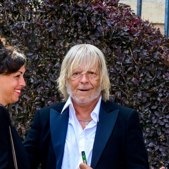 Le chanteur Renaud (Renaud Séchan) et sa compagne Cerise (de son vrai prénom Christine) - Mariage d'Hugues Aufray et de Murielle Mégevand à la mairie de Marly-Le Roy, France, le 2 septembre 2023.