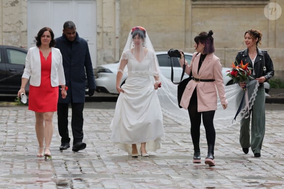 Son fils Malone était par contre présent. 
Cerise (de son vrai prénom Christine) - Mariage du chanteur Renaud (Renaud Séchan) avec Cerise à la mairie du 14ème arrondissement de Paris le 4 mai 2024. © Dominique Jacovides - Cyril Moreau / Bestimage