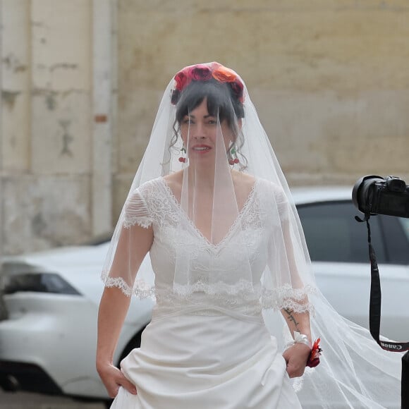 Son fils Malone était par contre présent. 
Cerise (de son vrai prénom Christine) - Mariage du chanteur Renaud (Renaud Séchan) avec Cerise à la mairie du 14ème arrondissement de Paris le 4 mai 2024. © Dominique Jacovides - Cyril Moreau / Bestimage