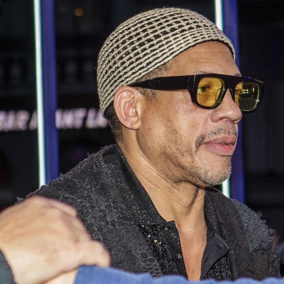 Faisant référence aux crimes et génocides perpétrés dans le monde entier dans le silence le plus total, il a ajouté que cette affaire "est moins grave que des gens qui meurent en République du Congo ou qu'on est encore sous le joug colonial aux Antilles...".
JoeyStarr (Joey Starr) - Cérémonie de clôture de l'édition 2024 du festival Series Mania à Lille le 22 mars 2024. © Stephane Vansteenkiste / Bestimage 
