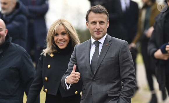 Interrogé sur ce sujet par les journalistes du magazine ELLE, Emmanuel Macron a également réagi aux accusations de viol et d'agressions sexuelles dont Gérard Depardieu fait l'objet.
Emmanuel et Brigitte Macron lors d'un match de football caritatif organisé dans le cadre de l'opération Pièces Jaunes dans les Yvelines.