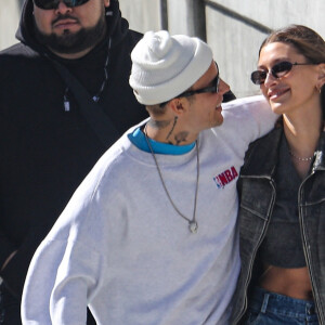 Selon plusieurs sources à TMZ, Hailey Bieber est enceinte de six mois. 
Exclusif - Justin Bieber et sa femme Hailey Baldwin Bieber se promènent à Los Angeles, le 20 mars 2022. 