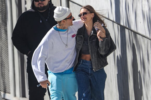 Selon plusieurs sources à TMZ, Hailey Bieber est enceinte de six mois. 
Exclusif - Justin Bieber et sa femme Hailey Baldwin Bieber se promènent à Los Angeles, le 20 mars 2022. 