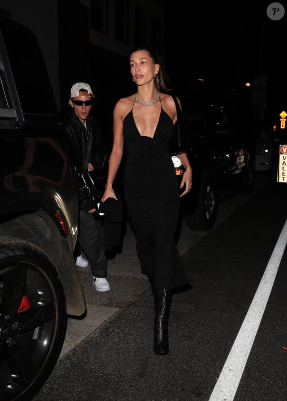 Si c'est le cas, Hailey Bieber va bientôt entrer dans son troisième trimestre de grossesse et le bébé pourrait arriver à la fin de l'été. 
Exclusif - Justin Bieber et sa femme Hailey Baldwin Bieber sont allés dîner au restaurant "Giorgio Baldi" à Los Angeles, le 20 mars 2022. 