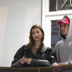 Exclusif - Justin Bieber et sa femme Hailey Bieber (Baldwin), très amoureux, vont dîner au Sushi Park à Los Angeles le 26 avril 2022. 
