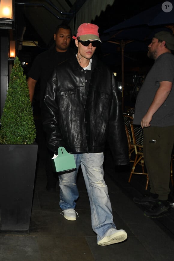 Justin Bieber et sa femme Hailey Bieber arrivent au restaurant "Daphne" à Londres, le 16 mai 2023. 