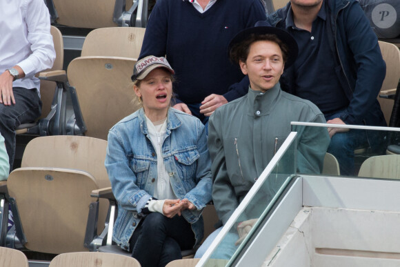 Mélanie Thierry et Raphaël Haroche dans les tribunes pendant Roland Garros 2022 le 26 mai 2022 à Paris. Photo par Nasser Berzane/ABACAPRESS.COM