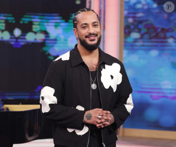 Le chanteur Slimane participe à l'émission de télévision italienne Raiuno "La Volta Buona" à Rome, Italie, le 21 mars 2024. © ANSA/Bestimage