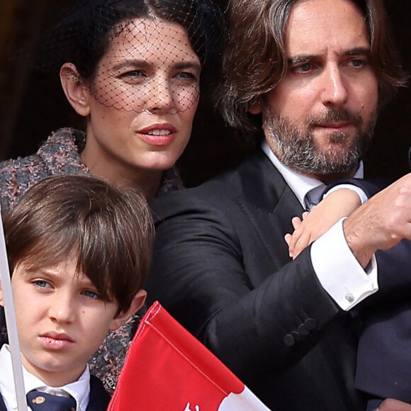 Raphaël Elmaleh, Charlotte Casiraghi, Dimitri Rassam et leur fils Balthazar Rassam - La famille princière au balcon du palais lors de la Fête Nationale de la principauté de Monaco le 19 novembre 2022. © Dominique Jacovides / Bruno Bebert / Bestimage 