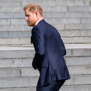 Le Duc de Sussex était de passage à Londres pour assister au 10e anniversaire des Invictus Games
Le prince Harry, duc de Sussex arrive à la célébration du 10ème anniversaire des Invictus Games, en la cathédrale Saint-Paul à Londres, le 8 mai 2024. Venu sans sa femme et ses enfants, il ne rencontrera pas son père qui lutte actuellement contre un cancer. © MISC/Backgrid USA/Bestimage 