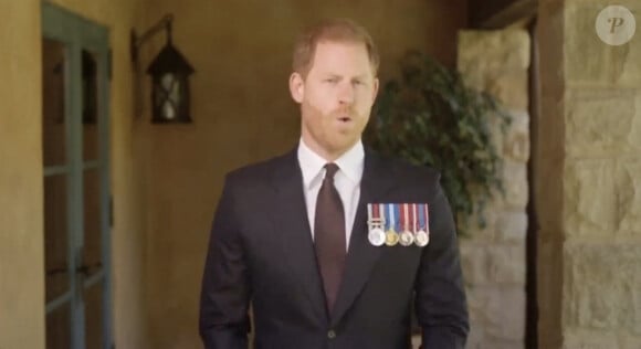 Le prince Harry, duc de Sussex, a honoré son amie le sergent de première classe Elizabeth Marks, en lui remettant le prestigieux prix du soldat de l'année du Military Times, en vidéo 