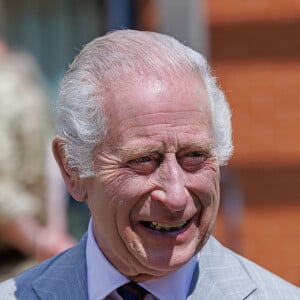 Le roi Charles III d'Angleterre lors d'une visite à la caserne de Gibraltar à Minley, Royaume Uni, le 9 mai 2024, pour rencontrer les personnels et les familles de la 3 École Royale du Génie Militaire (3RSME) et de la 8 Brigade du Génie, à la base d'entraînement du Génie Royal de l'Armée. © Jonathan Buckmaster/Mirrorpix/Bestimage