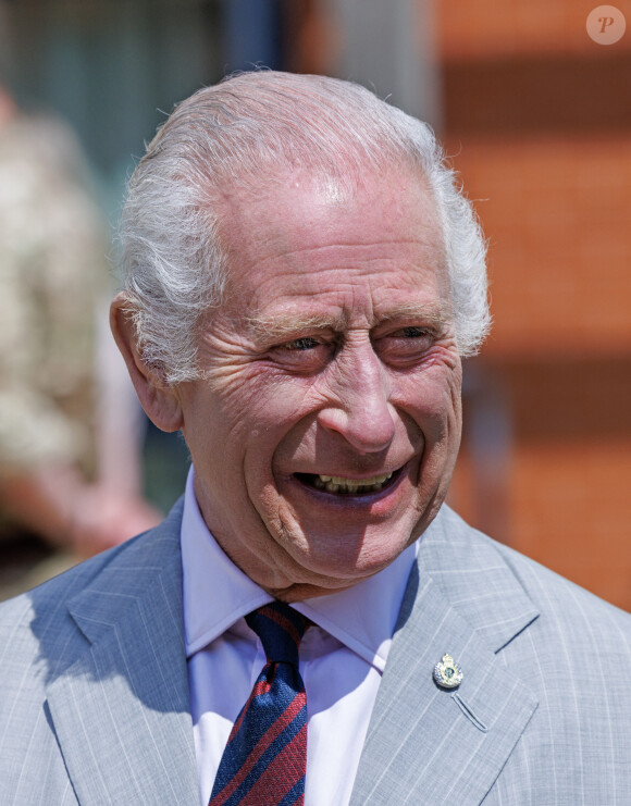 Le roi Charles III d'Angleterre lors d'une visite à la caserne de Gibraltar à Minley, Royaume Uni, le 9 mai 2024, pour rencontrer les personnels et les familles de la 3 École Royale du Génie Militaire (3RSME) et de la 8 Brigade du Génie, à la base d'entraînement du Génie Royal de l'Armée. © Jonathan Buckmaster/Mirrorpix/Bestimage