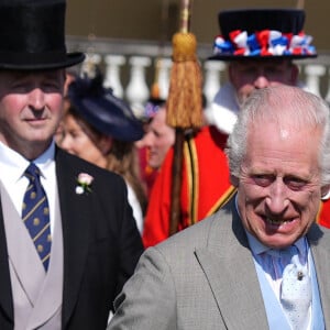 Le roi Charles III d'Angleterre et Camilla Parker Bowles, reine consort d'Angleterre, reçoivent des invités lors d'une Garden Party à Buckingham Palace à Londres, le 8 mai 2024. 