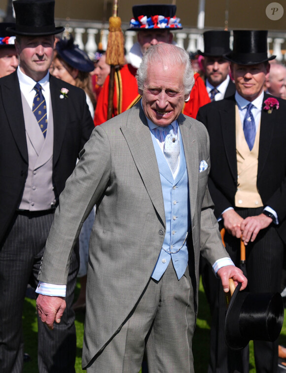 Le roi Charles III d'Angleterre et Camilla Parker Bowles, reine consort d'Angleterre, reçoivent des invités lors d'une Garden Party à Buckingham Palace à Londres, le 8 mai 2024. 