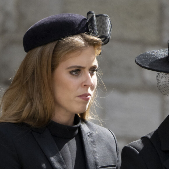 La princesse Beatrice d'York, La princesse Eugenie d'York - Arrivées au service funéraire à l'Abbaye de Westminster pour les funérailles d'Etat de la reine Elizabeth II d'Angleterre. Le sermon est délivré par l'archevêque de Canterbury Justin Welby (chef spirituel de l'Eglise anglicane) au côté du doyen de Westminster David Hoyle. Londres, le 19 septembre 2022. 