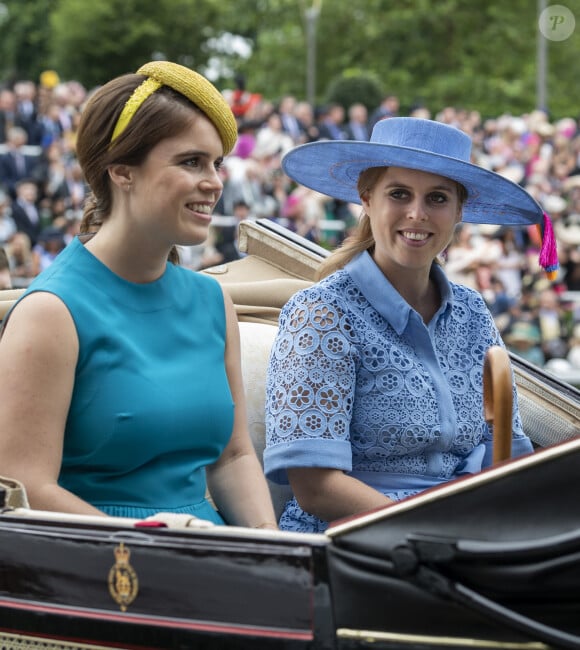 Les deux soeurs devraient donc prendre part à des événements au cours de l'été tels que garden parties, Troping the colour ou anniversaire du débarquement
La princesse Beatrice d'York et la princesse Eugenie d'York - La famille royale britannique et les souverains néerlandais lors de la première journée des courses d'Ascot 2019, à Ascot, Royaume Uni, le 18 juin 2019. 
