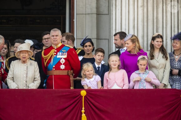 La reine Elisabeth II d'Angleterre, le prince Andrew, duc d'York, le prince Harry, duc de Sussex, et Meghan Markle, duchesse de Sussex, la princesse Beatrice d'York, la princesse Eugenie d'York, la princesse Anne, Savannah Phillips, Isla Phillips, Autumn Phillips, Peter Philips, James Mountbatten-Windsor, vicomte Severn- La famille royale au balcon du palais de Buckingham lors de la parade Trooping the Colour 2019, célébrant le 93ème anniversaire de la reine Elisabeth II, Londres, le 8 juin 2019. 