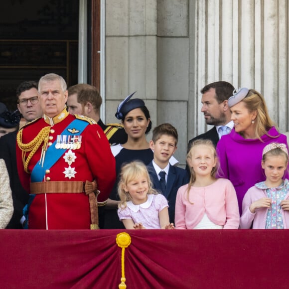 La reine Elisabeth II d'Angleterre, le prince Andrew, duc d'York, le prince Harry, duc de Sussex, et Meghan Markle, duchesse de Sussex, la princesse Beatrice d'York, la princesse Eugenie d'York, la princesse Anne, Savannah Phillips, Isla Phillips, Autumn Phillips, Peter Philips, James Mountbatten-Windsor, vicomte Severn- La famille royale au balcon du palais de Buckingham lors de la parade Trooping the Colour 2019, célébrant le 93ème anniversaire de la reine Elisabeth II, Londres, le 8 juin 2019. 