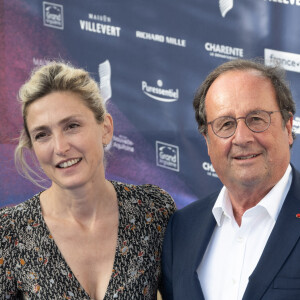 Julie Gayet et son mari François Hollande aux arrivées sur le tapis bleu de la 16ème édition du festival du film francophone de Angoulême le 25 août 2023. © Coadic Guirec / Bestimage 