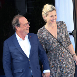 D'abord discrets, tous les deux sont désormais épanouis ensemble. 
Julie Gayet et son mari François Hollande aux arrivées sur le tapis bleu de la 16ème édition du festival du film francophone de Angoulême le 25 août 2023. © Coadic Guirec / Bestimage 